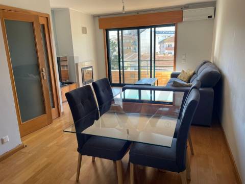 Apartamento T2 Mobilado com Garagem Dupla no Coração do Porto