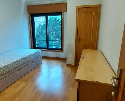 Apartamento T2 Mobilado com Garagem Dupla no Coração do Porto