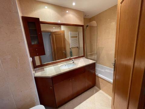 Apartamento T2 Mobilado com Garagem Dupla no Coração do Porto