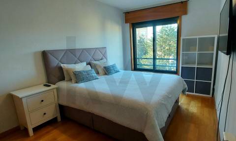 Apartamento T2 Mobilado com Garagem Dupla no Coração do Porto