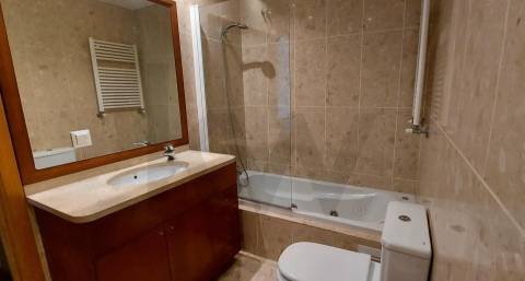 Apartamento T2 Mobilado com Garagem Dupla no Coração do Porto