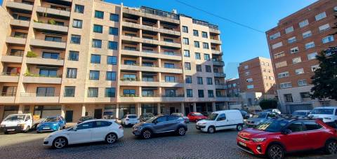 Apartamento T2 Mobilado com Garagem Dupla no Coração do Porto