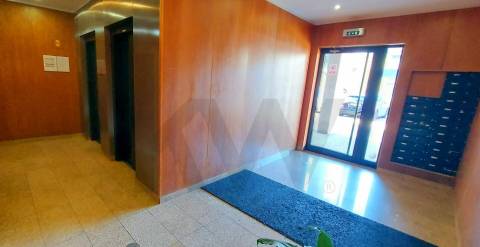 Apartamento T2 Mobilado com Garagem Dupla no Coração do Porto