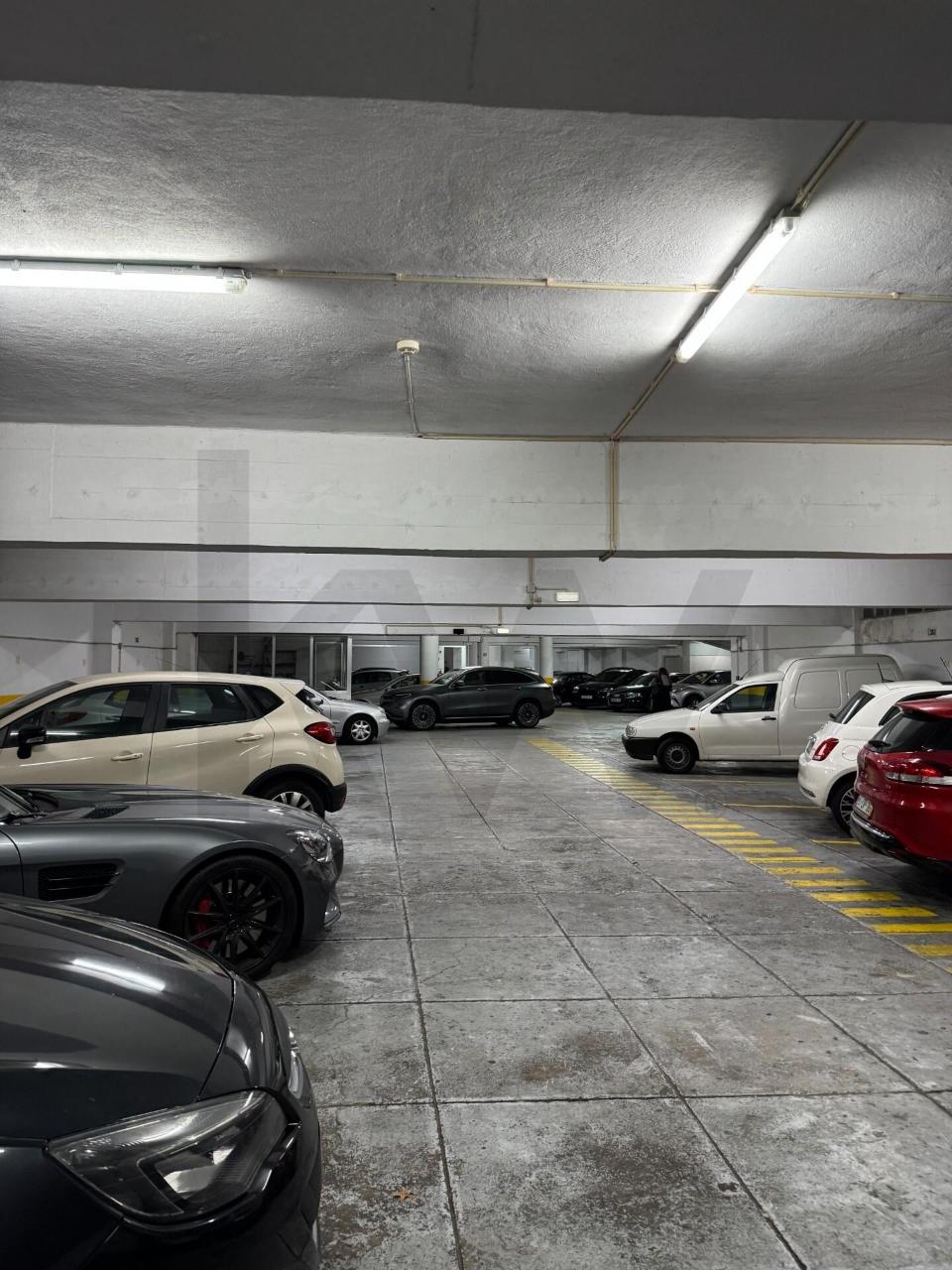 Garagem para Estacionamento – Junto à Praça de Velasquez (Porto)