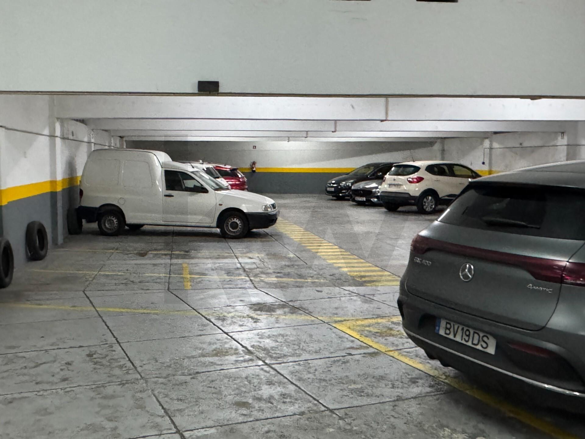Garagem para Estacionamento – Junto à Praça de Velasquez (Porto)