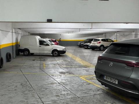 Garagem para Estacionamento – Junto à Praça de Velasquez (Porto)