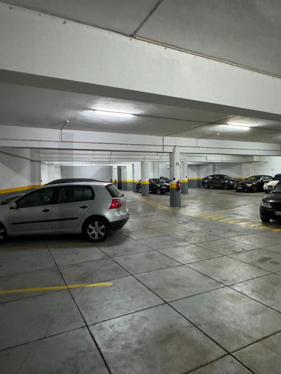 Garagem para Estacionamento – Junto à Praça de Velasquez (Porto)