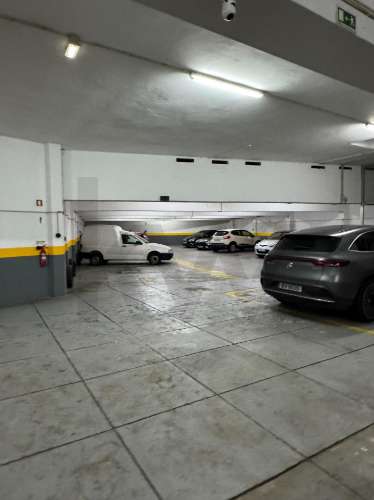Garagem para Estacionamento – Junto à Praça de Velasquez (Porto)