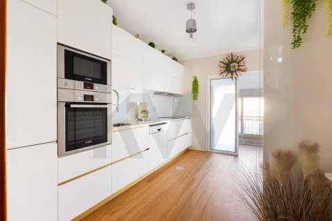 ✨ Apartamento T2 Como Novo | Condomínio Fechado com Piscina Aquecida | Trelazé Village Private✨