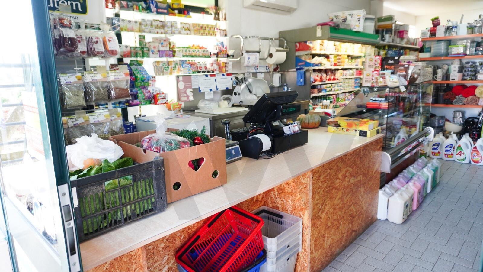 TRESPASSE | Minimercado em Nine: Negócio Consolidado, Chave na Mão, com Faturação Comprovada