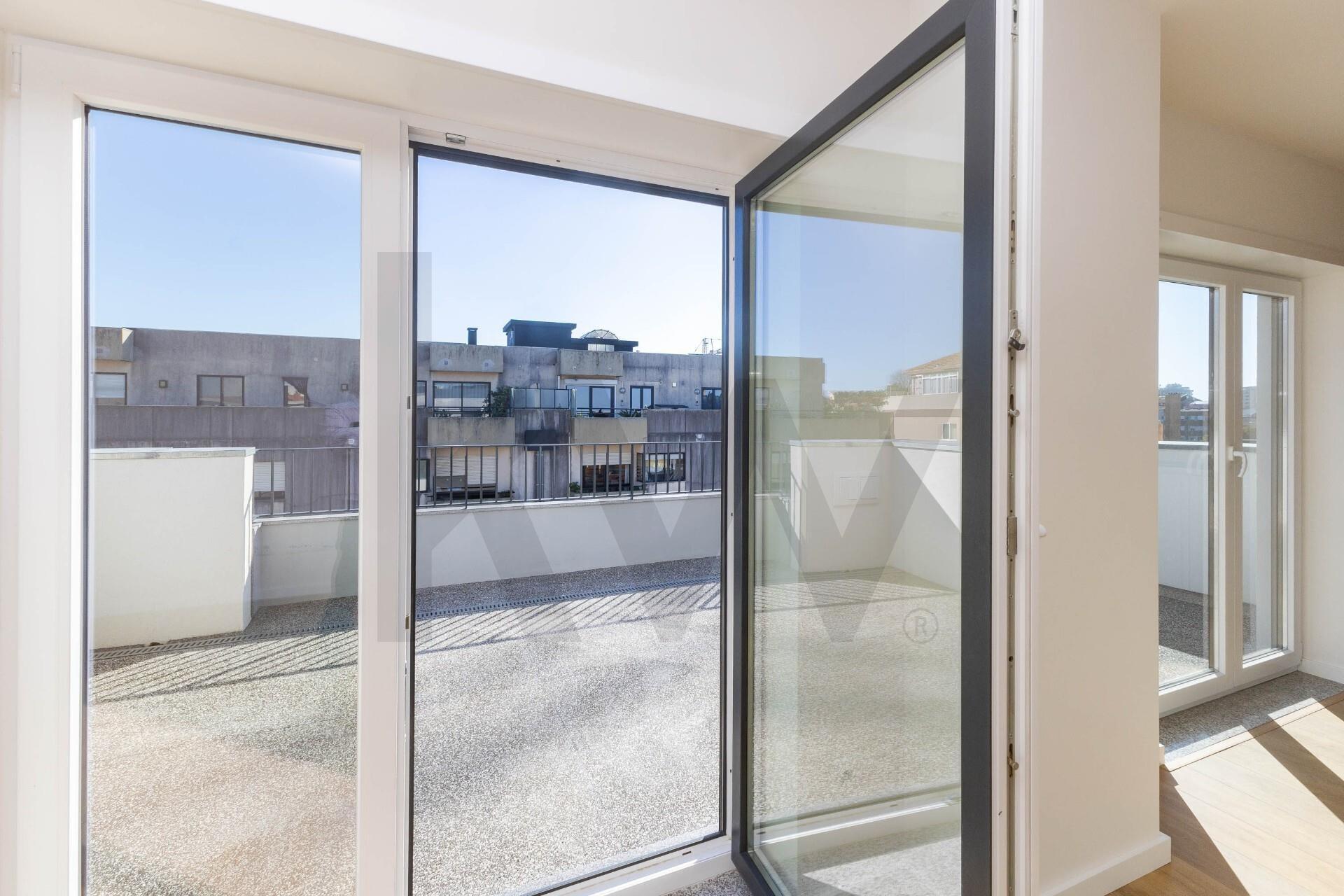 Apartamento T2 Penthouse com Terraço e Vistas Desafogadas