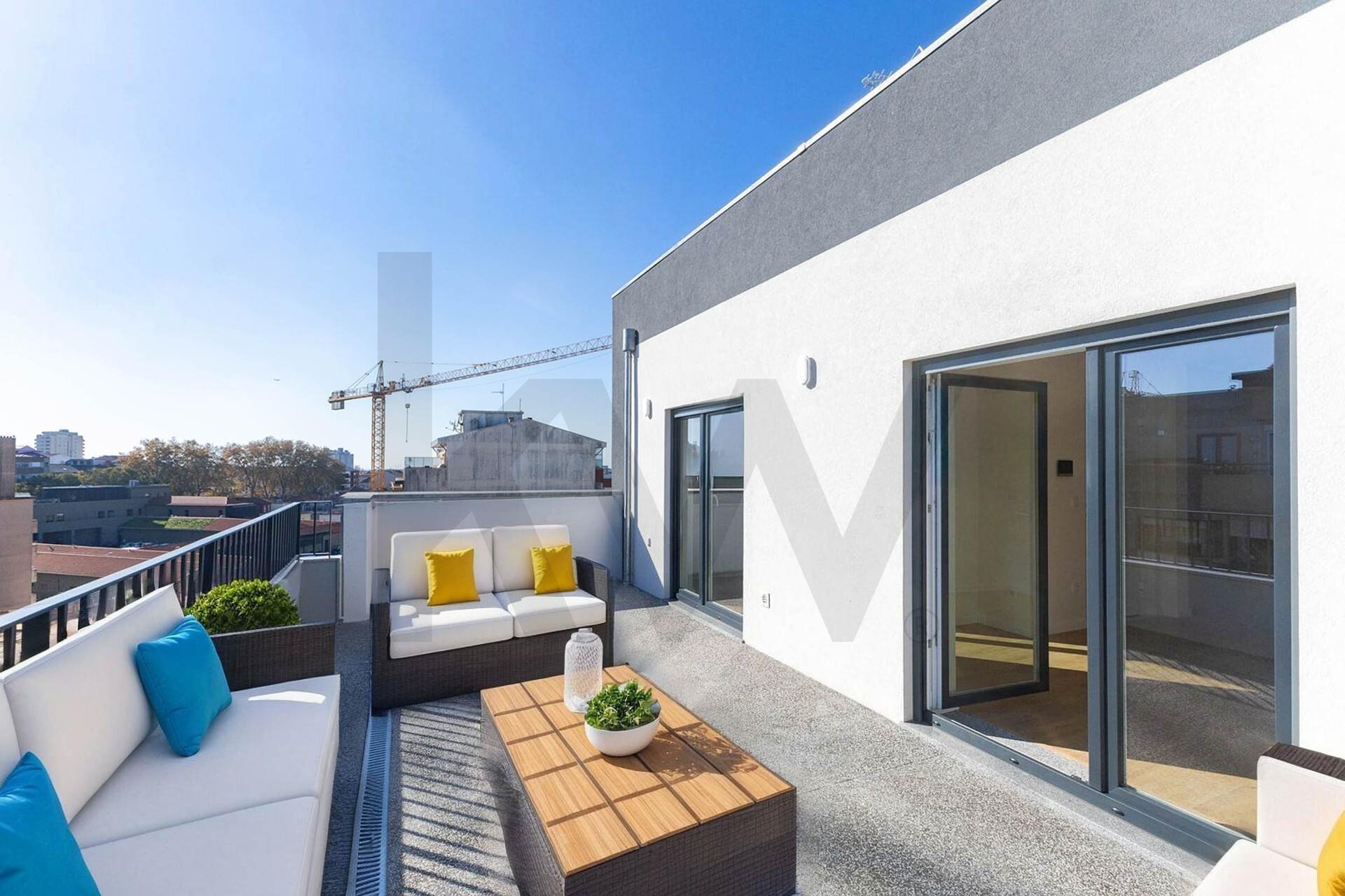 Apartamento T2 Penthouse com Terraço e Vistas Desafogadas