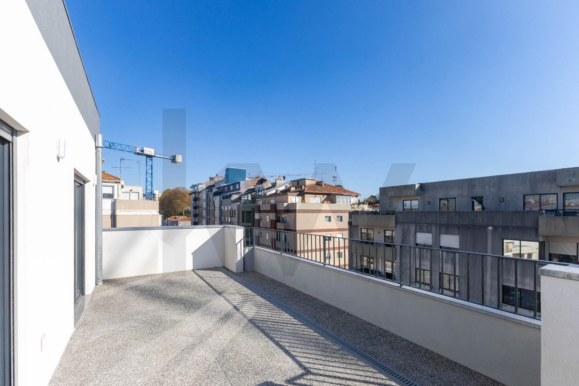 Apartamento T2 Penthouse com Terraço e Vistas Desafogadas
