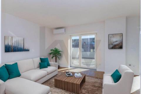 Apartamento T2 Penthouse com Terraço e Vistas Desafogadas