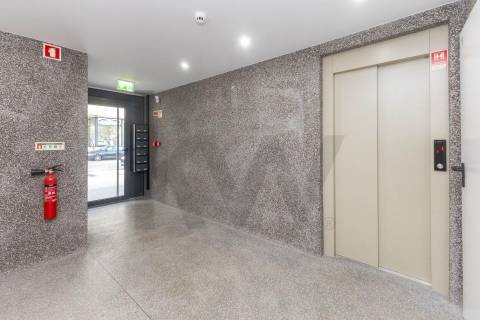 Apartamento T2 Penthouse com Terraço e Vistas Desafogadas