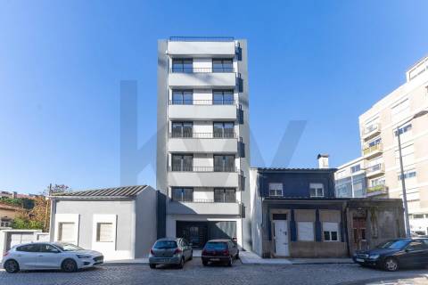 Apartamento T2 Penthouse com Terraço e Vistas Desafogadas