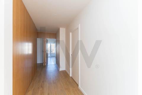 Apartamento T2 Penthouse com Terraço e Vistas Desafogadas