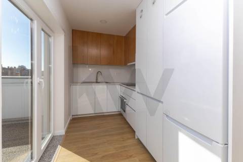 Apartamento T2 Penthouse com Terraço e Vistas Desafogadas