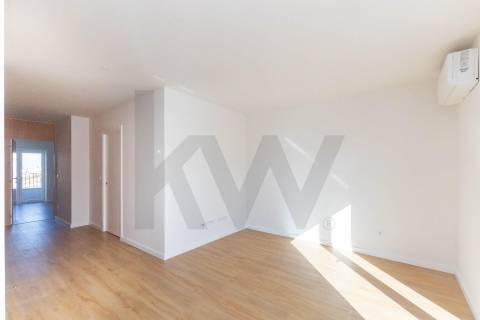 Apartamento T2 Penthouse com Terraço e Vistas Desafogadas