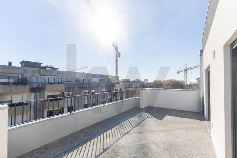 Apartamento T2 Penthouse com Terraço e Vistas Desafogadas