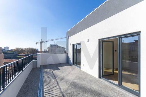 Apartamento T2 Penthouse com Terraço e Vistas Desafogadas