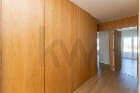 Apartamento T2 Penthouse com Terraço e Vistas Desafogadas