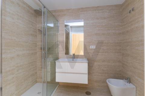 Apartamento T2 Penthouse com Terraço e Vistas Desafogadas