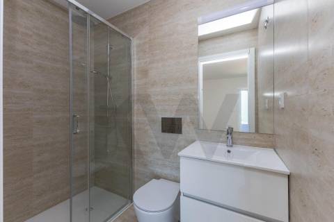 Apartamento T2 Penthouse com Terraço e Vistas Desafogadas