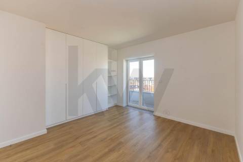 Apartamento T2 Penthouse com Terraço e Vistas Desafogadas