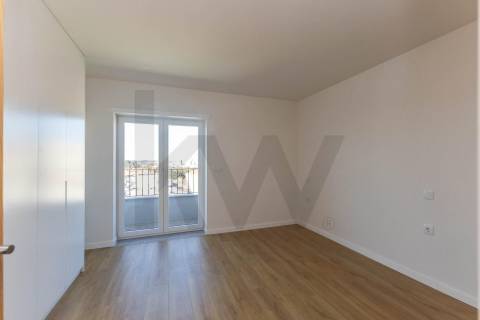 Apartamento T2 Penthouse com Terraço e Vistas Desafogadas