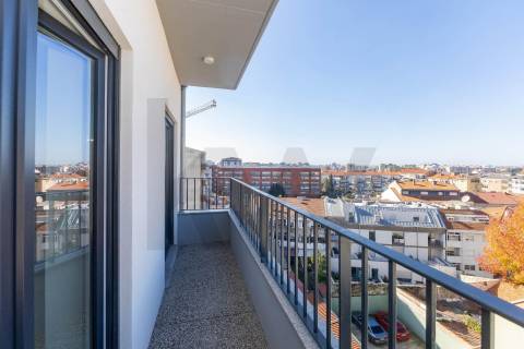 Apartamento T2 Penthouse com Terraço e Vistas Desafogadas