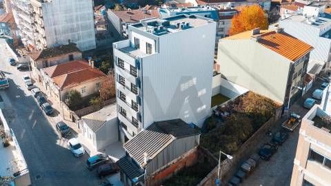 Apartamento T2 Penthouse com Terraço e Vistas Desafogadas