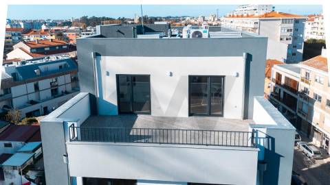 Apartamento T2 Penthouse com Terraço e Vistas Desafogadas