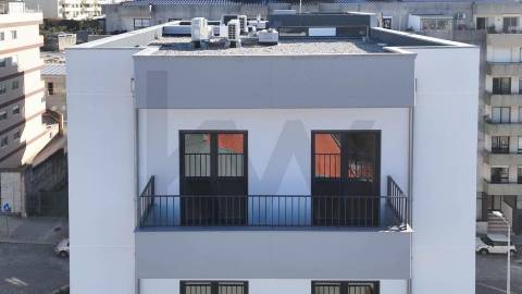 Apartamento T2 Penthouse com Terraço e Vistas Desafogadas