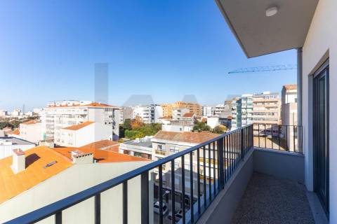 Apartamento T2 Penthouse com Terraço e Vistas Desafogadas