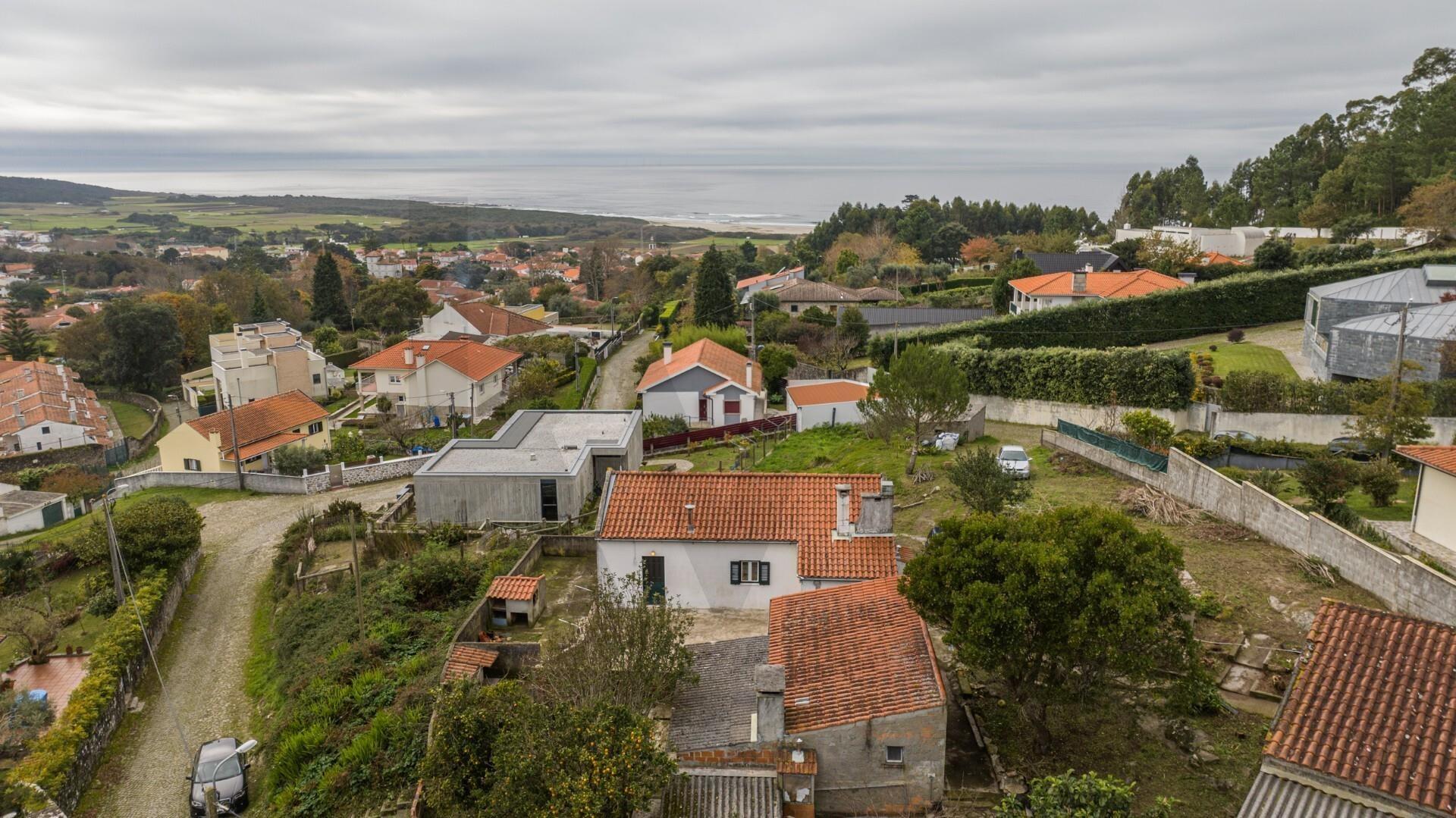 Moradia com vista mar para restauro em Afife