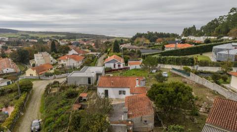 Moradia com vista mar para restauro em Afife