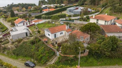 Moradia com vista mar para restauro em Afife