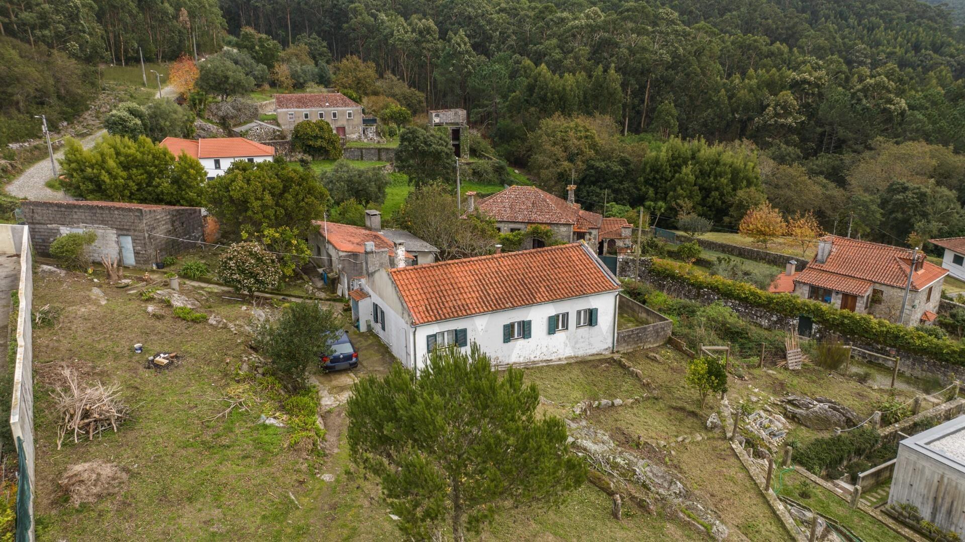 Moradia com vista mar para restauro em Afife