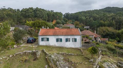 Moradia com vista mar para restauro em Afife