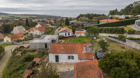 Moradia com vista mar para restauro em Afife