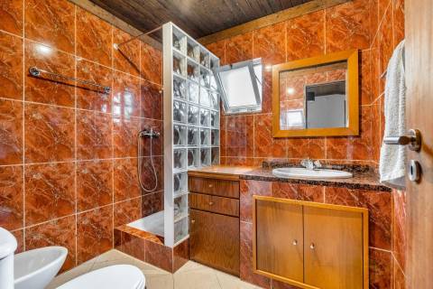 Moradia com vista mar para restauro em Afife