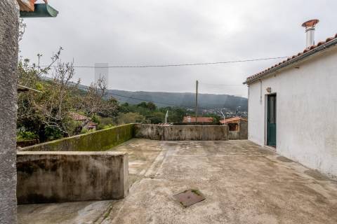 Moradia com vista mar para restauro em Afife
