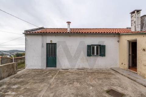 Moradia com vista mar para restauro em Afife