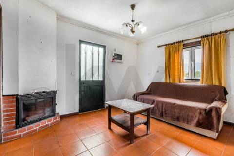 Moradia com vista mar para restauro em Afife