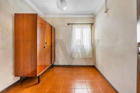 Moradia com vista mar para restauro em Afife