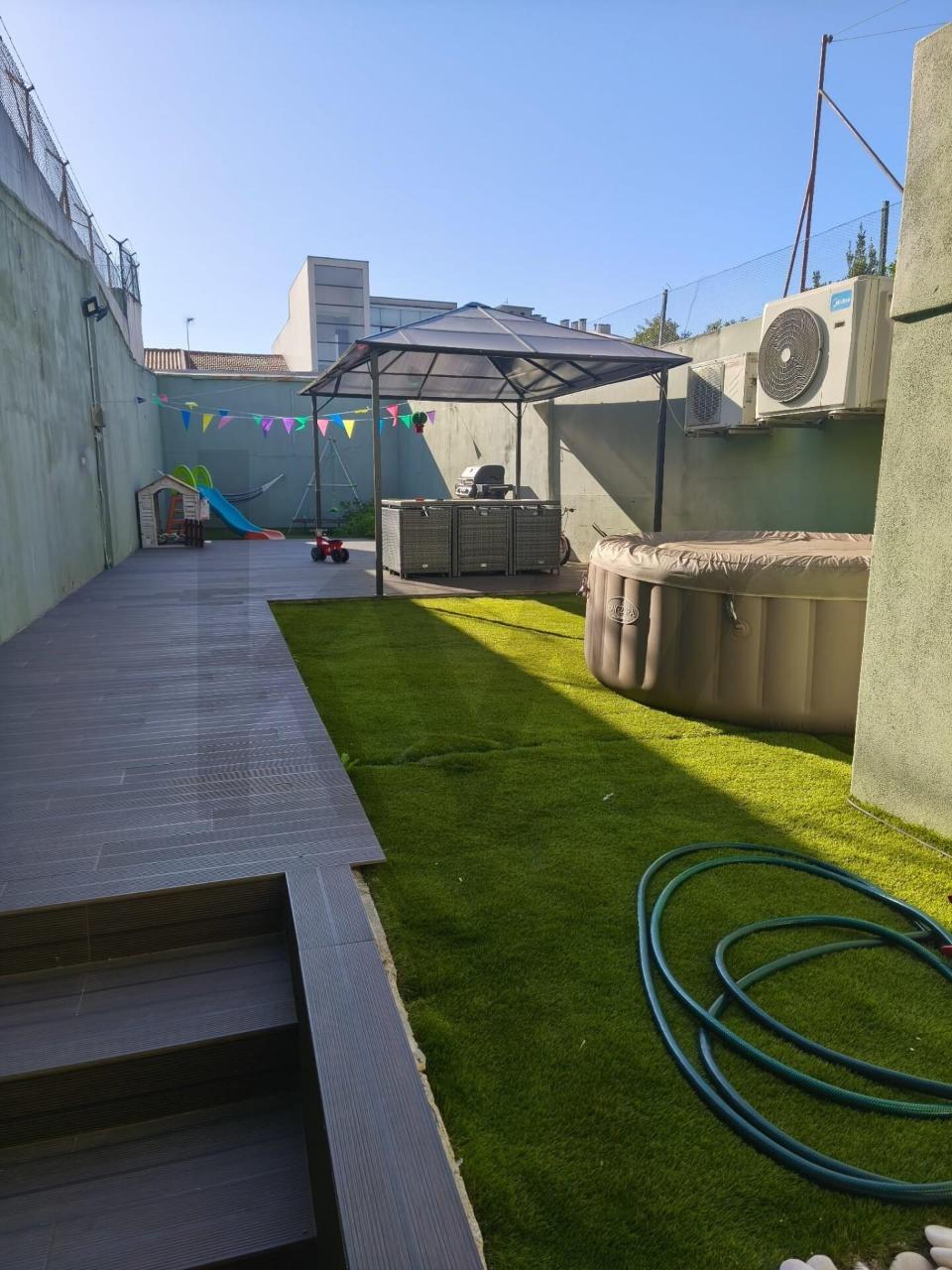 Moradia T4+1 com jardim junto à Areosa