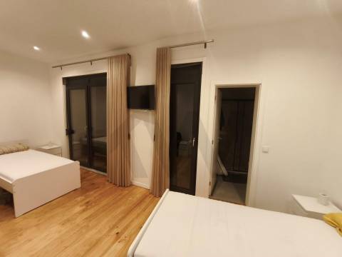 Moradia T4+1 com jardim junto à Areosa