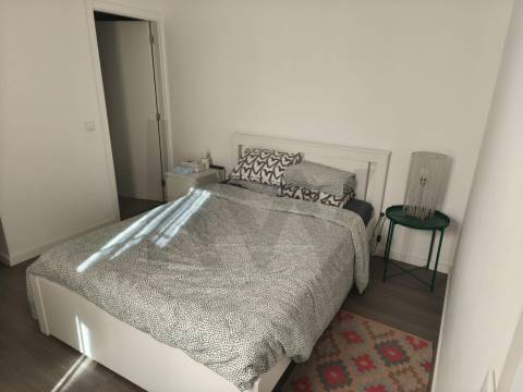 Moradia T4+1 com jardim junto à Areosa