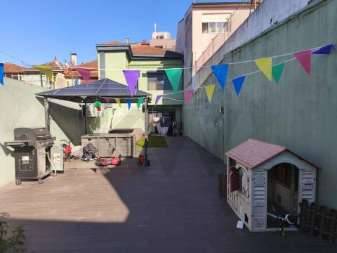 Moradia T4+1 com jardim junto à Areosa